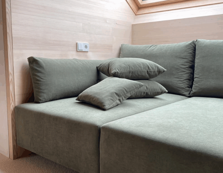 Grünes Sofa in Kinderzimmer