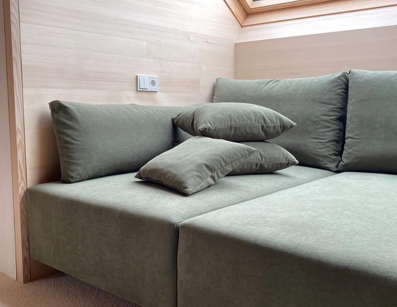 Grünes Sofa in Kinderzimmer